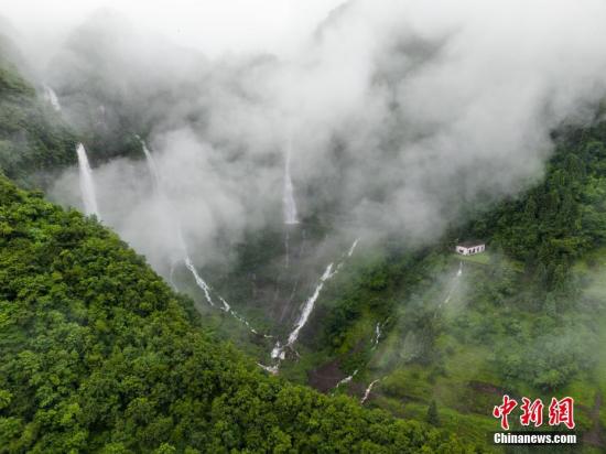 航拍贵州纳雍吊水岩瀑布 犹如一幅山水画卷