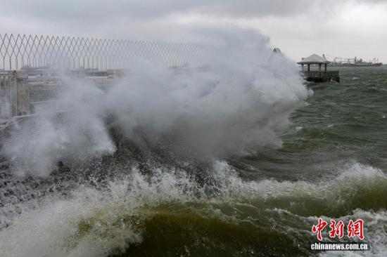 台风“韦帕”影响广西沿海引巨浪拍岸