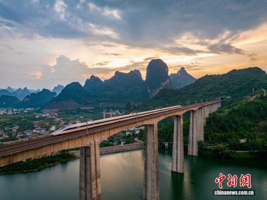 广西阳朔：山水列车引客来